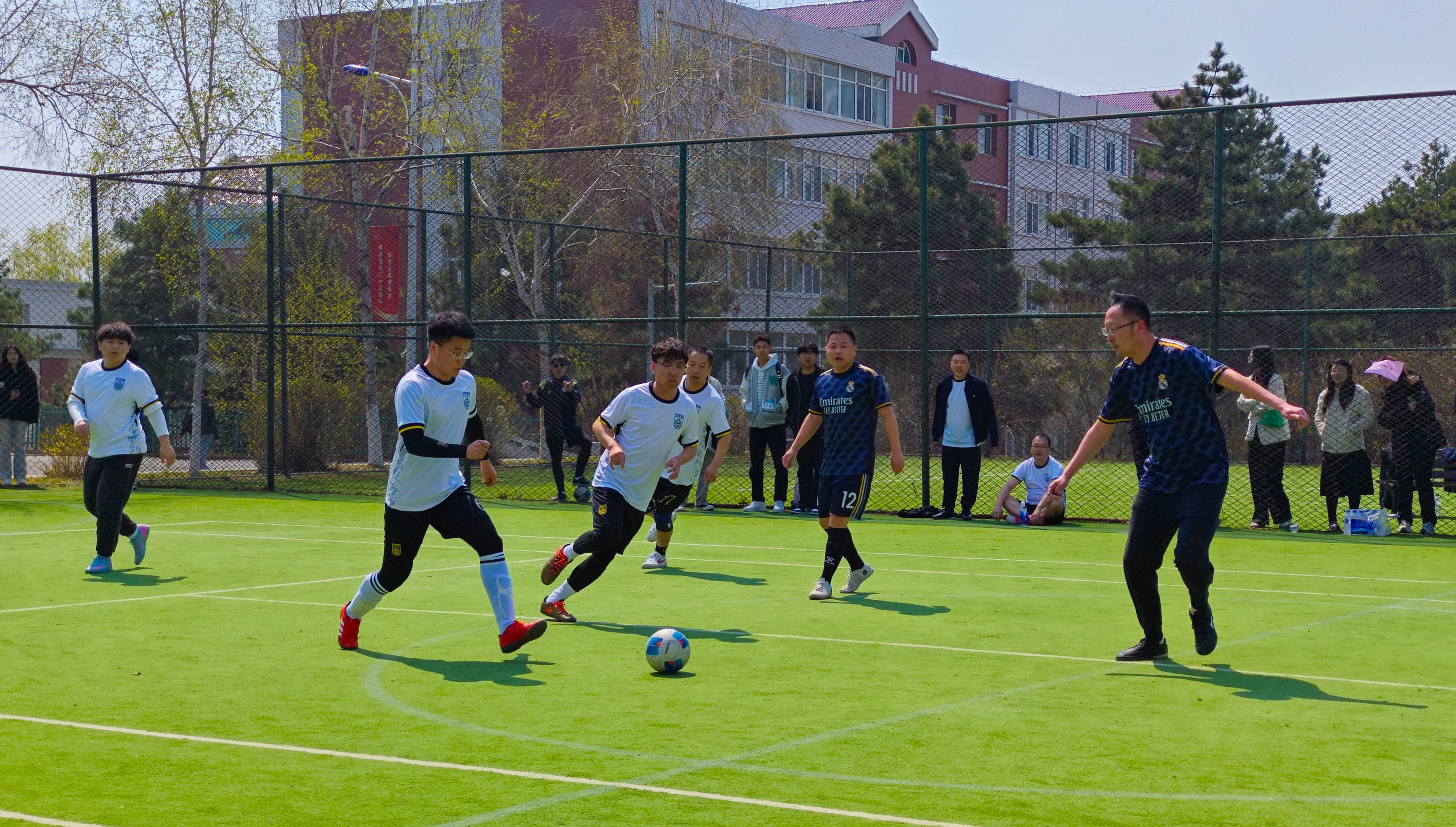 足球比赛现场观众激情高涨，场面热闹