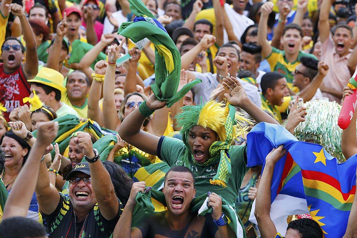 足球比赛现场观众激情高涨，场面热闹