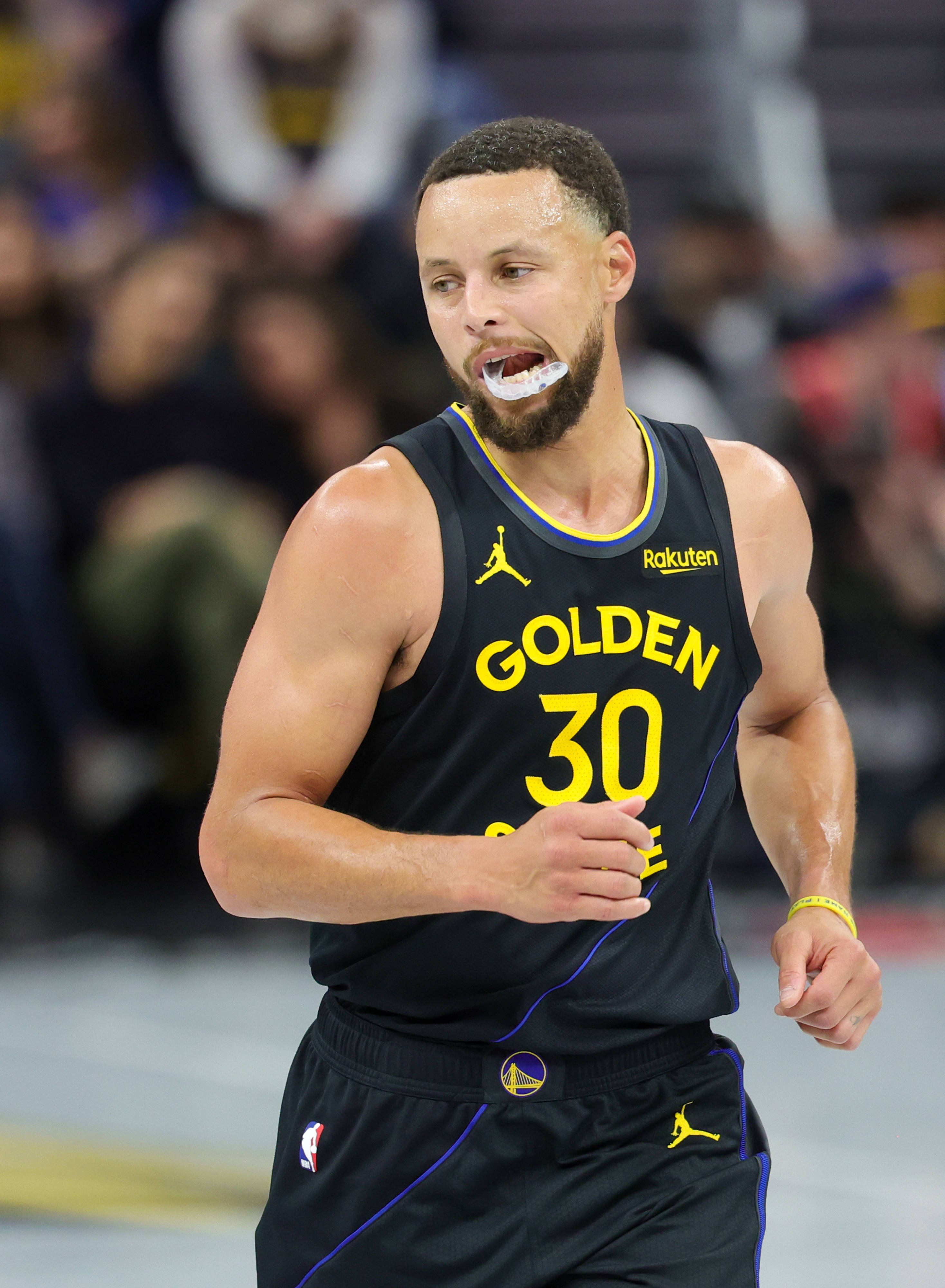 关于NBA常规赛：勇士击败火箭取得连胜的信息