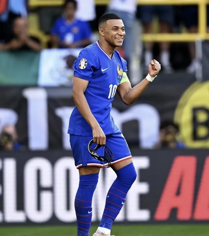 法国队主力后卫回归国际比赛，助球队取得大胜的简单介绍