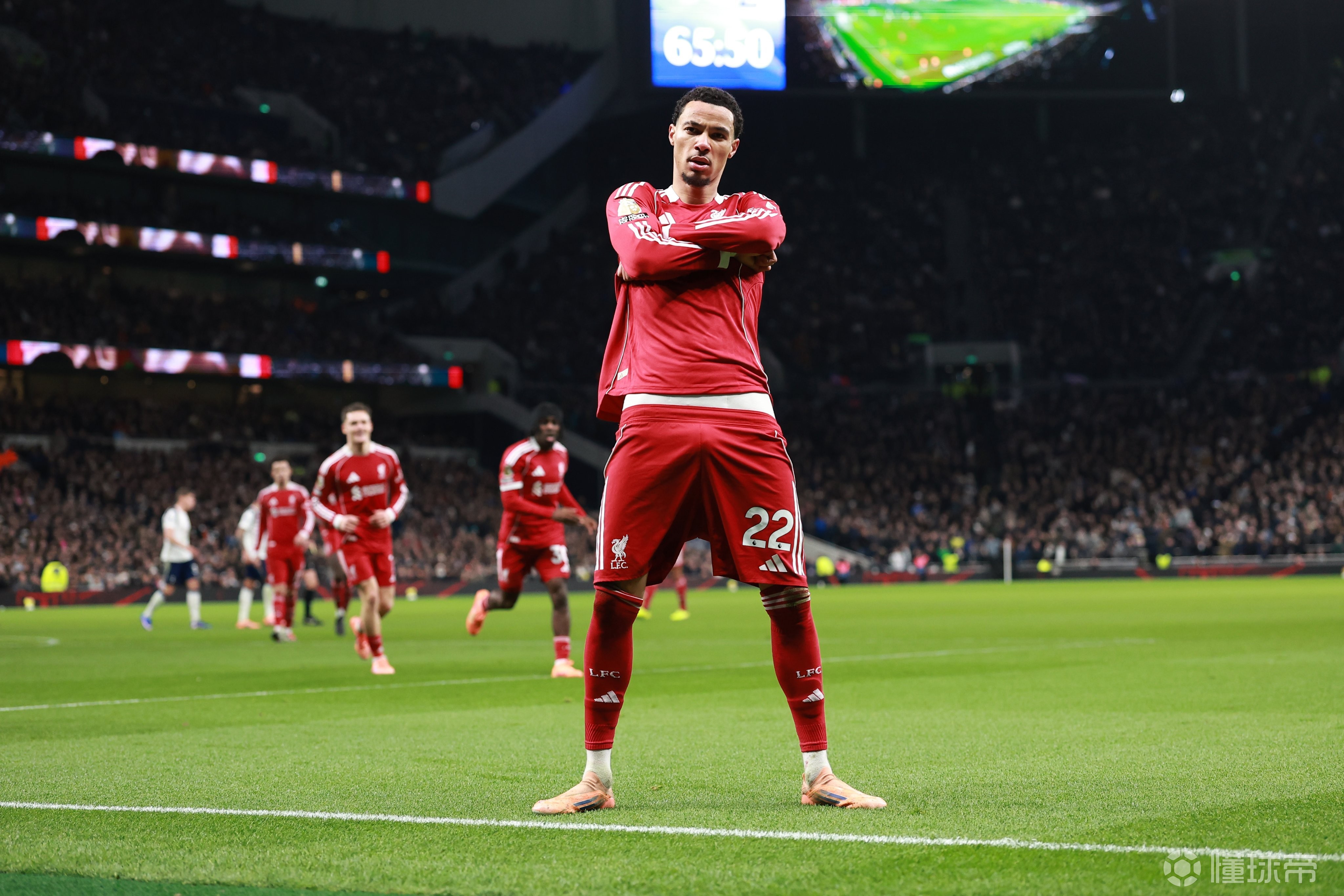 利物浦突破对手防线，重返英超榜首(利物浦2020到2021英超赛程表)