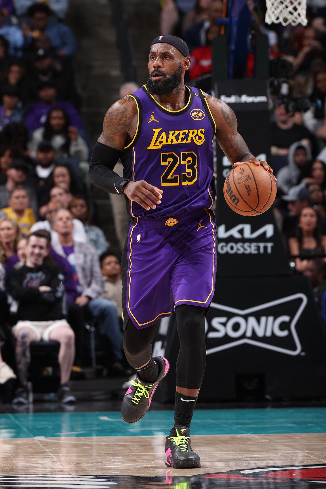 包含里程碑时刻！詹姆斯生涯总得分突破万大关的词条