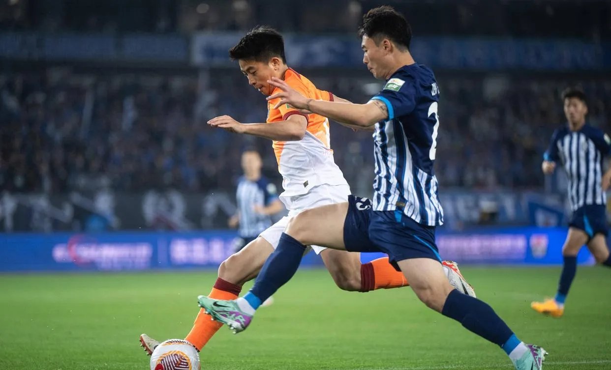 华体会官方-中超球队换帅风波，指挥官接力棒